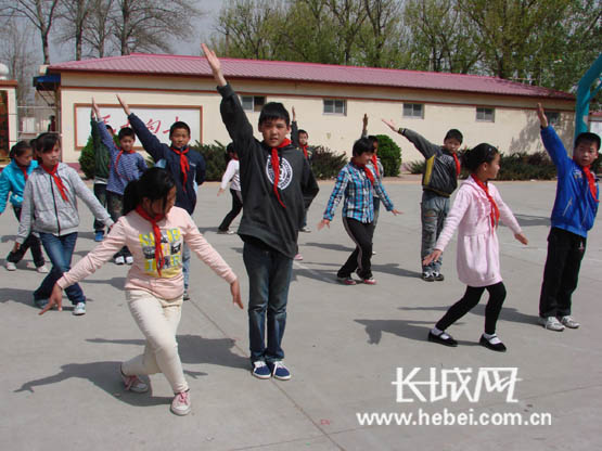 古县中心小学“不古”，坚持5年推广集体舞。李学新 摄
