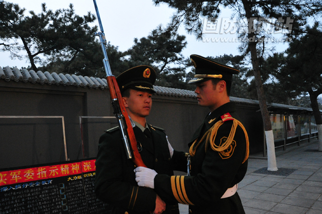 动作、眼神、姿态,在国宾班,蔡东桦感受到与众不同的高标准、严要求。