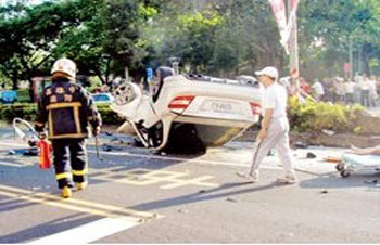 台湾高雄市中华路25日清晨发生死亡车祸,一名早晨运动的无辜妇女被撞