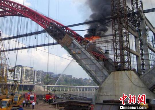 四川渠县一在建大桥发生火灾(图)