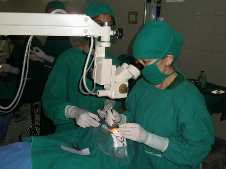 医院专家为白内障患者实施微切口超声乳化手术