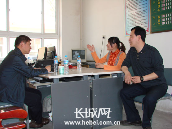 古县中心小学冯东海校长和庞秋娟老师介绍该校推广校园舞情况。长城网 李学新 摄