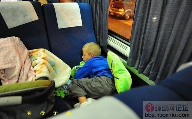 因为坐车的人不是很多,椅子又大。乘客就是这样的“蜗居”在车厢里。