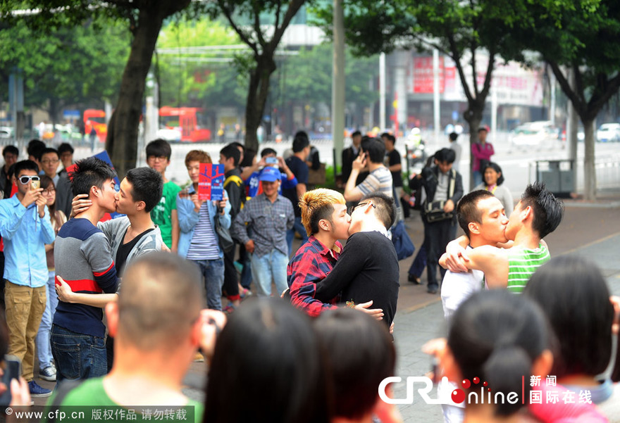 广州三对同性恋青年街头拥吻呼吁社会关注(高