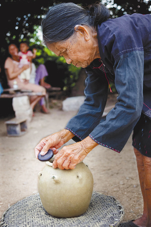 制陶前羊拜亮边唱边跳用黎族传统技艺烧制成的土陶"条筑法"制陶器土坯