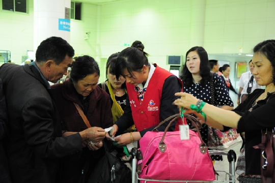 东航云南青年志愿者积极参与宋干节航班保障_