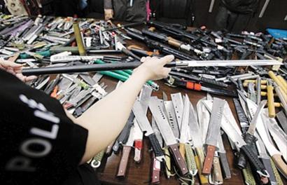 长刀伪装成棍子试图混进站