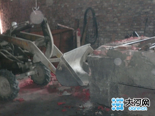 快讯:西华县一小造纸厂污染严重 被强力拆除
