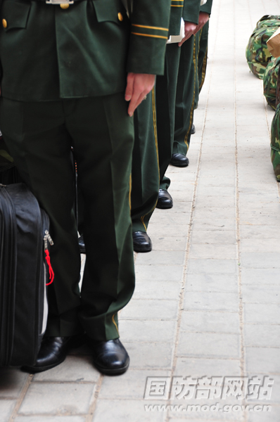 整装待发的国防生。