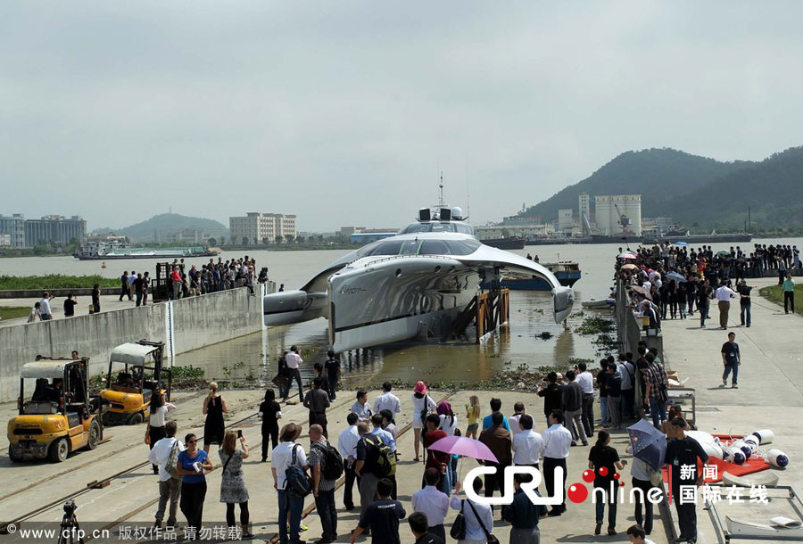 2012年4月10日，广东珠海，造价1500万美元的全球最大三体超级豪华游艇“Adastra”号在鸡啼门水道的码头下水。