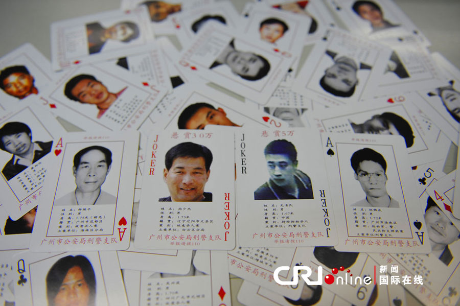 　　2012年4月12日，广州市公安局刑警支队创新通缉令方式，把筛选出来的54个有重案在身的通缉犯资料印制成一副特殊的扑克牌并免费派发给群众，希望以此获得更多线索。 图片来源：CFP