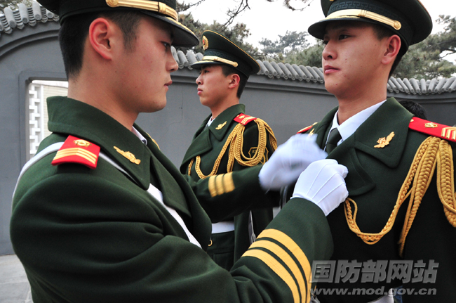 刘帅为战友整理衣服