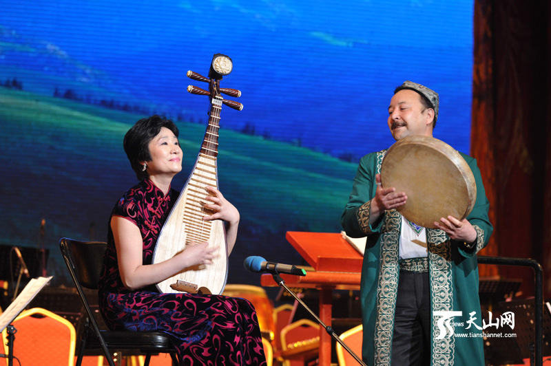 著名琵琶演奏家吴玉霞与买买提依明共同演奏《天山之春》