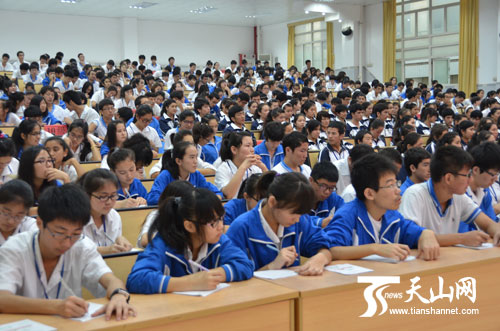 新疆班学生在认真聆听宣讲。