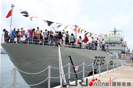 香港市民登上驻港部队舰艇参观