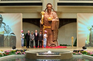 金沙城中心御桃源的巨型财神雕像揭幕