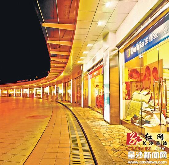 华丽的街景，流光溢彩。