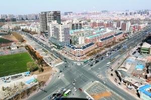 亚泰大街与自由大路交会处,亚泰大街施工路段因施工封闭,通行能力明显
