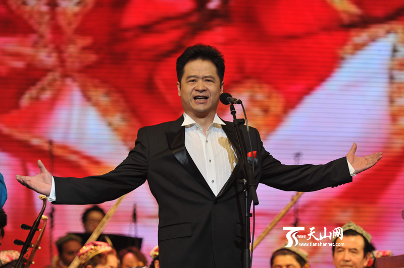 刘杨在演唱新疆民歌《阿拉木汗》