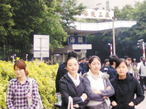 2011年3月27日,去上班的学而优的员工们被阻在富士康厂门外。
