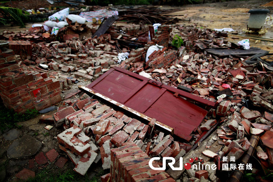2012年4月18日，广东佛山市三水区大塘镇莲滘村遭遇龙卷风袭击，近20间房屋受损，大量电线杆倒塌。图片来源：cfp