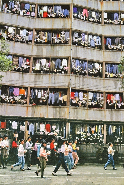 1985年摄于<em>深圳</em>外来<em>打工妹</em>宿舍外