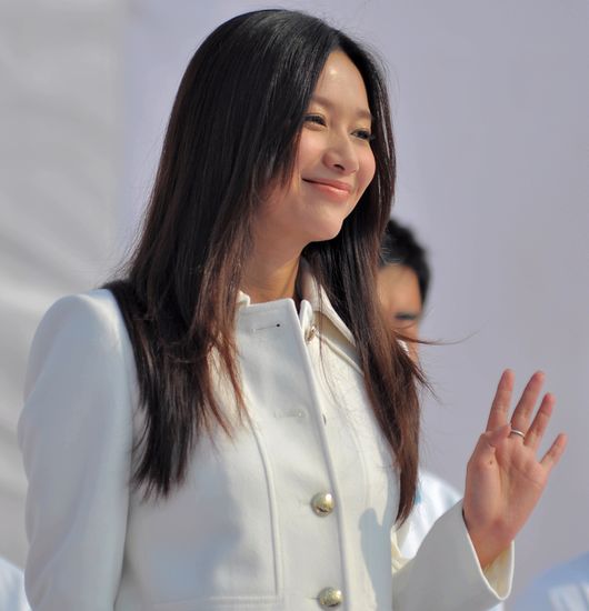 徐静蕾黑丝长靴现青岛称心态是最佳美容品图