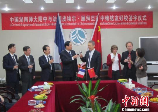 双方共庆成功缔结友好合作学校。