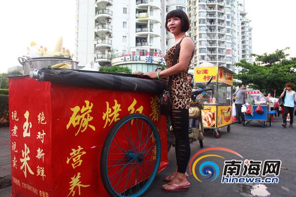 　　海大北门惊现“地瓜哥” (南海网记者陈望摄)