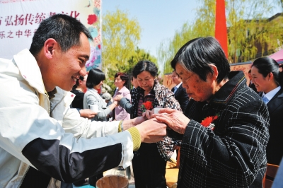 　　孝子为母亲敬茶