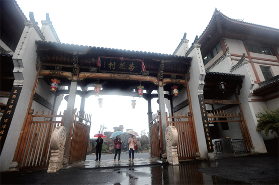 烟雨中的杏花村一派古韵