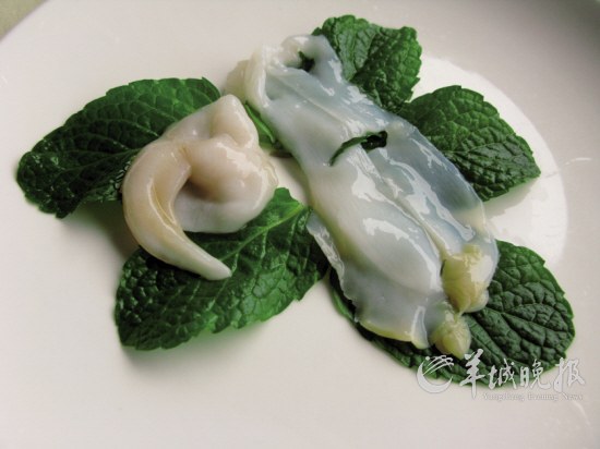 鸟贝刺身与北极金枪螺片刺身，应同碟上阵，前是鲜甜，后为爽甜