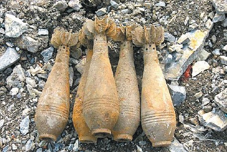 村民整修沟渠挖出5枚炮弹(图)