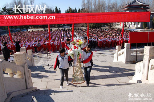 隆化:1300名师生清明节祭扫董存瑞烈士墓(图)