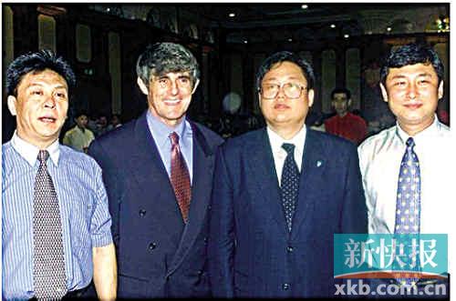 ■2002年8月，大连实德集团董事长徐明与原中国足球队主教练米卢合影。
