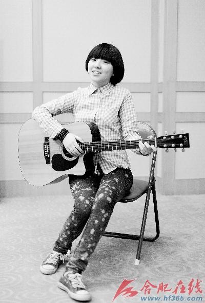 <em>网络</em>红人自习室送歌<em>女生</em>来科大自习室唱歌