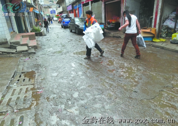 贵阳仙人洞路一下雨成泥路