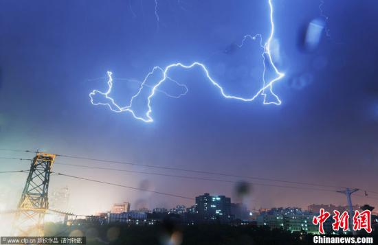 中国南方多省遭洪涝灾害 暴雨天气今起减弱