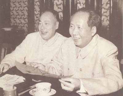 毛主席和陈毅在一起(1958年)(资料图)