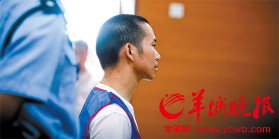 邓明建今早听判, 当庭表示服从判决没异议羊城晚报记者周巍摄