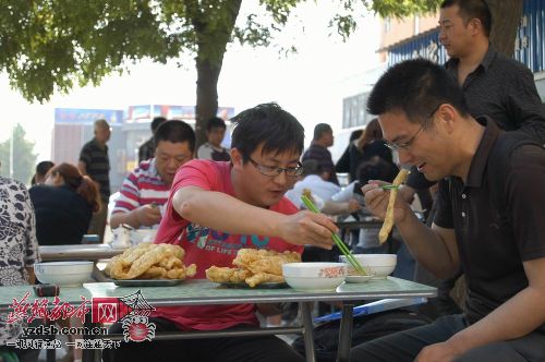 市民争相品尝“良心油条”。