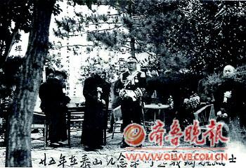 1936年,韩复榘(左二)、冯玉祥(右二)在泰山纪念栾州起义殉难烈士。.