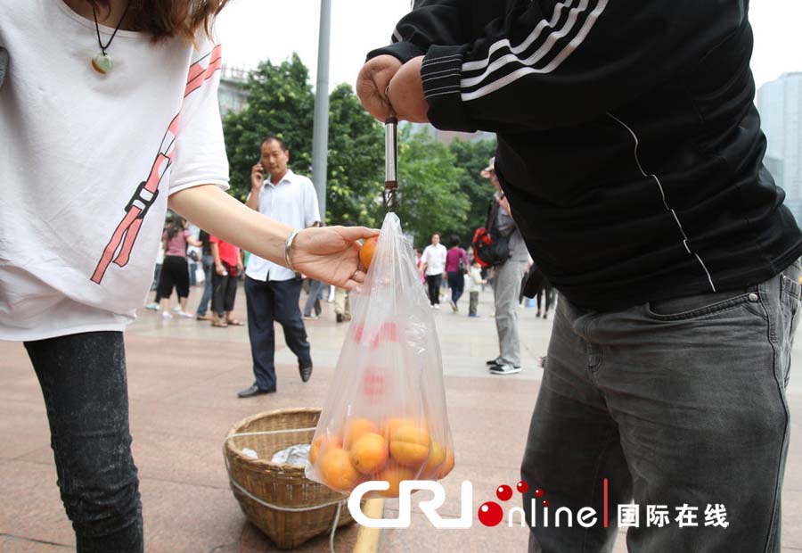 重庆 断臂励志哥 卖水果 坚决拒收顾客多给的钱