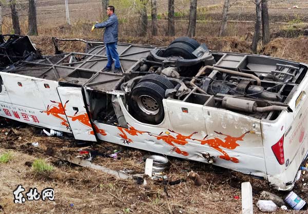 哈尔滨境内高速长途客车爆胎侧翻 22人受伤
