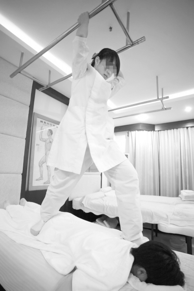 武汉一男子按摩店请人用力踩背致胸椎错位(图)