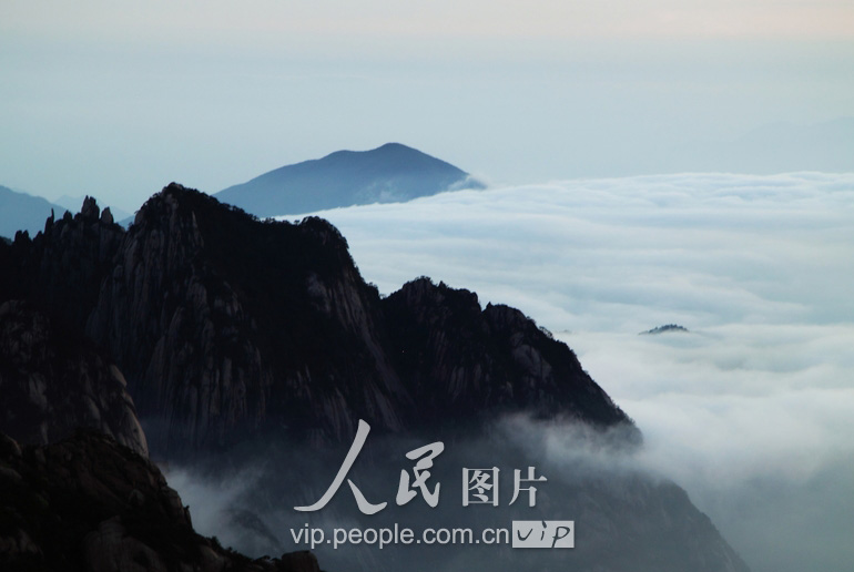 5月2日，安徽省黄山风景区出现壮丽云海奇观，令游客流连忘返。（郑重声明：凡带有“人民图片”字样图片，未经许可，不得转载。购图电话010-65368421）