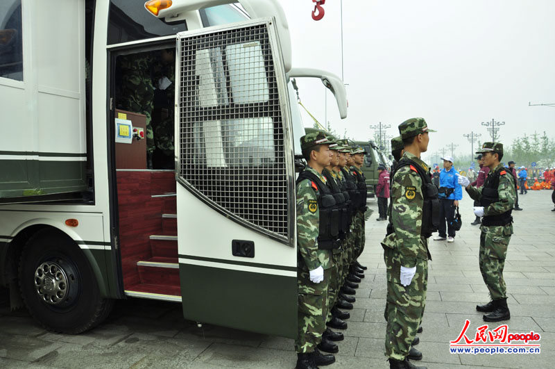 组图:首都武警地震灾害应急救援队揭牌暨授旗仪式在京