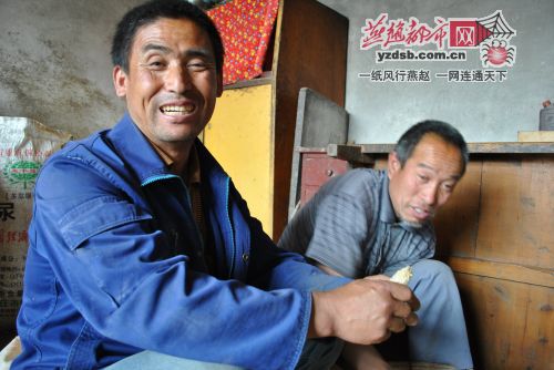 老四陈燕会说起赵灿的好，笑得合不拢嘴。