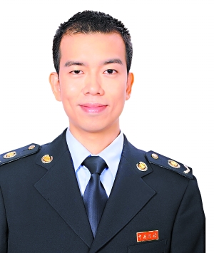 一身蓝制服 服务群众奉献国家