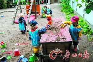 幼儿园中所有儿童都是一个装扮。